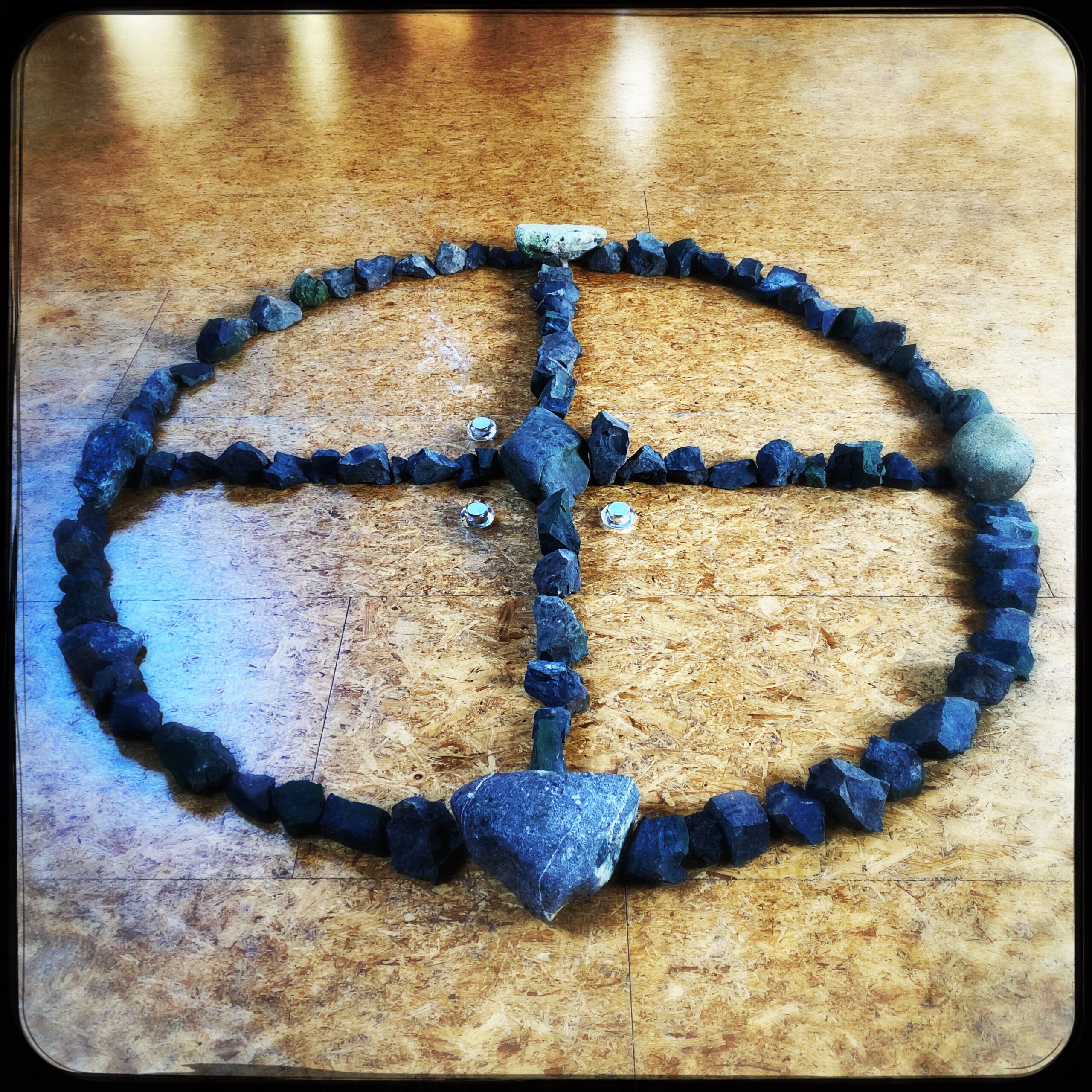 medicijnwiel-medicine-wheel-sjamanisme-shamanism-shaman-four-directions-east-south-west-north-oosten-zuiden-westen-noorden-cirkel-circle-your-healing-story-bernadetta-renhungan-blog
